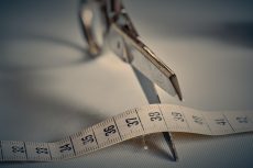 Ciseaux qui coupent un metre mesure